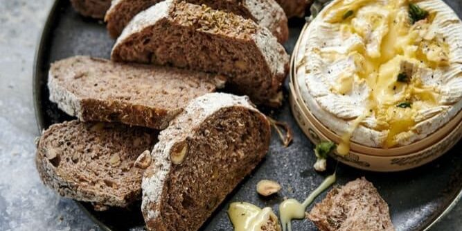 Notenbrood met camembert